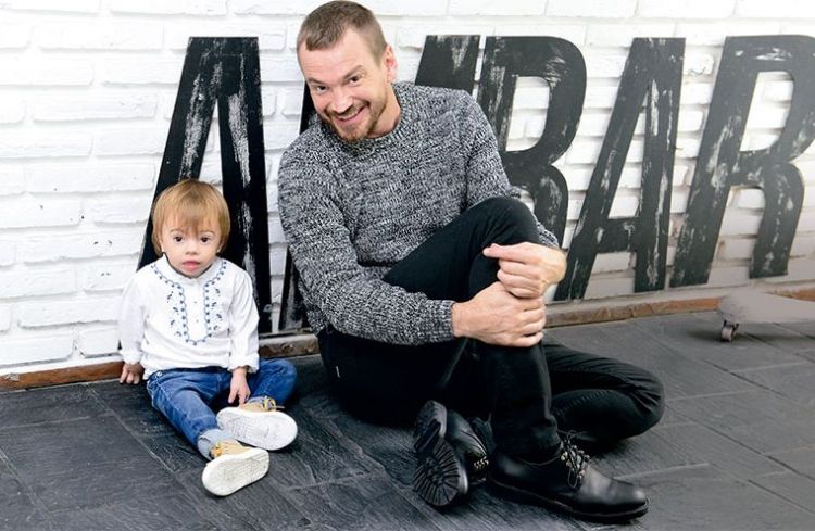 Guillermo Pfening presenta a su hija Asia