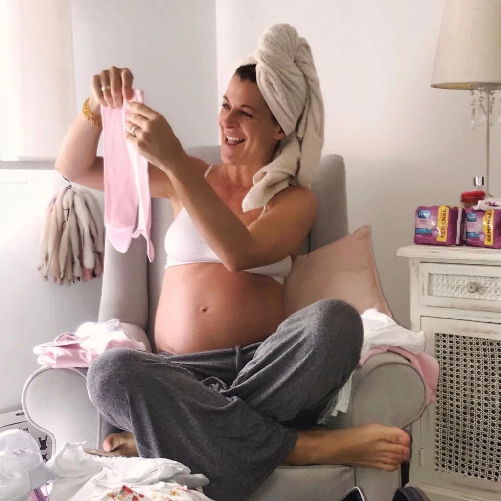 Eugenia Tobal prepara el bolso con la ropita para la llegada de su primogénita. 