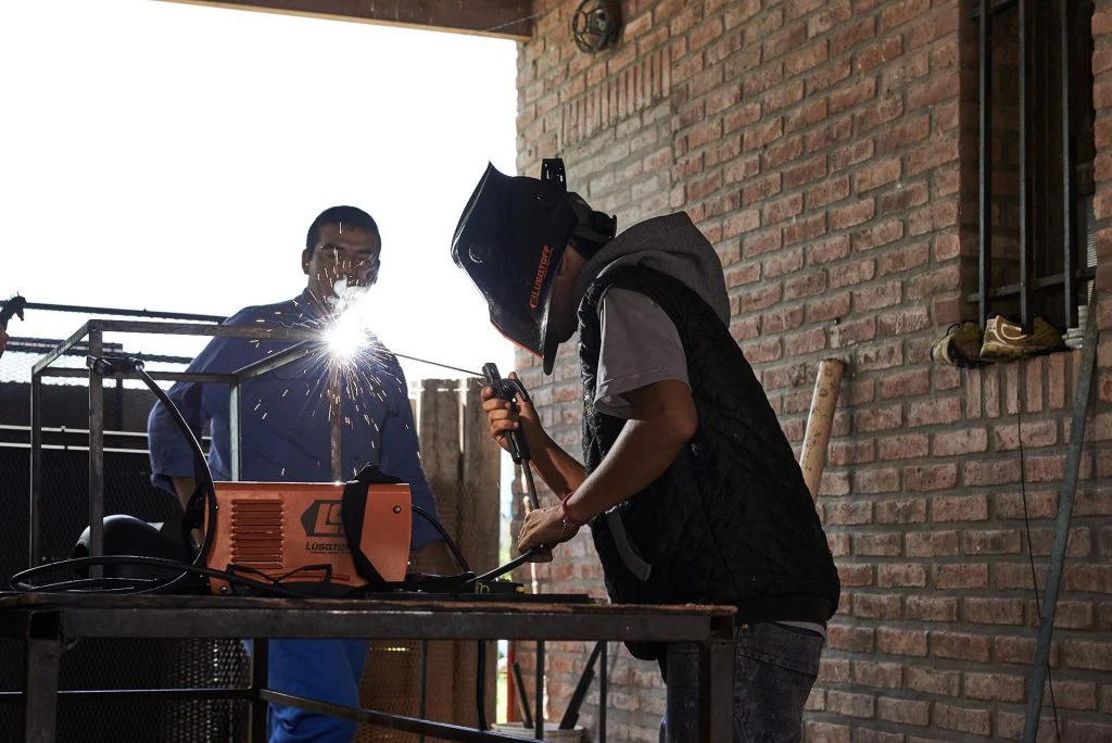 Miembros del Hogar de Cristo de Gualeguaychú en el taller.  