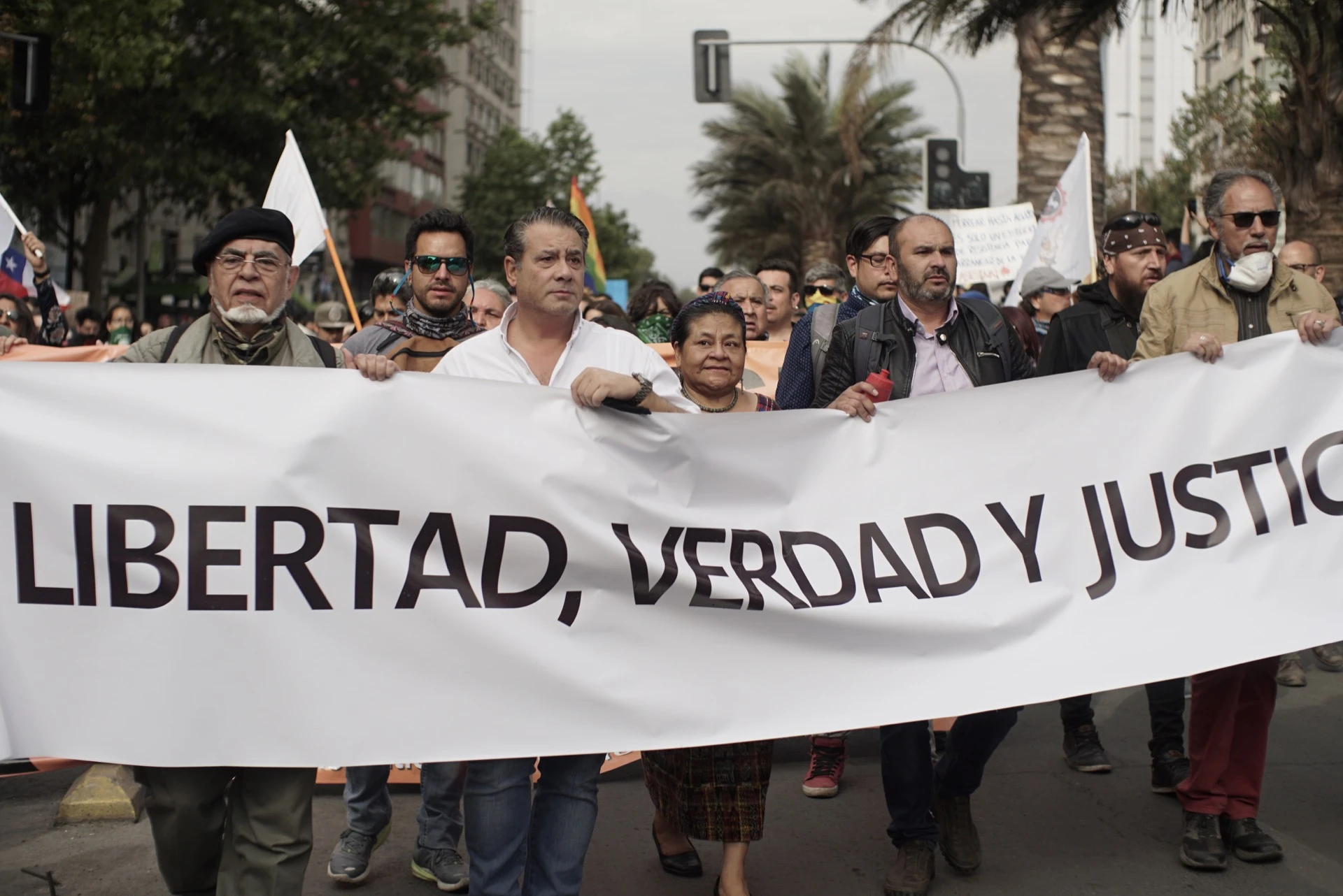 Guillermo Whpei, de Fundación para la Democracia, y Rigoberta Menchú, premio nóbel de la paz, durante su misión en Chile.