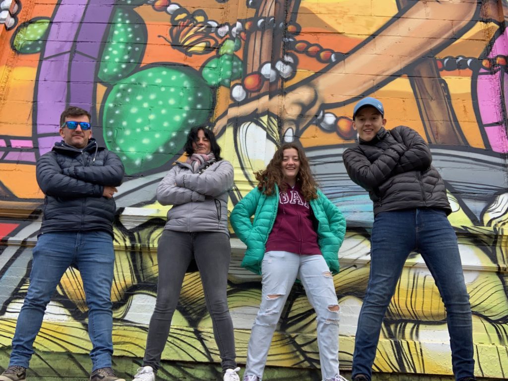 Octubre en USA. Los murales de Brooklyn fueron el marco perfecto para la foto de familia.