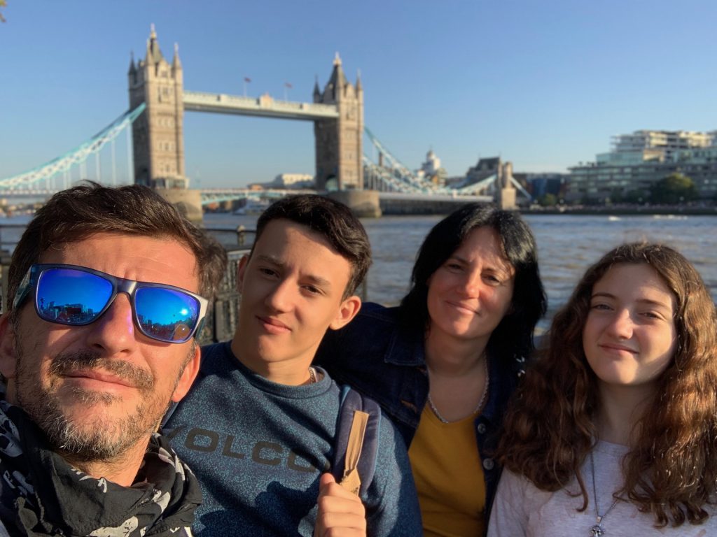 Septiembre en Inglaterra. Londres los recibió con un impecable cielo celeste.
