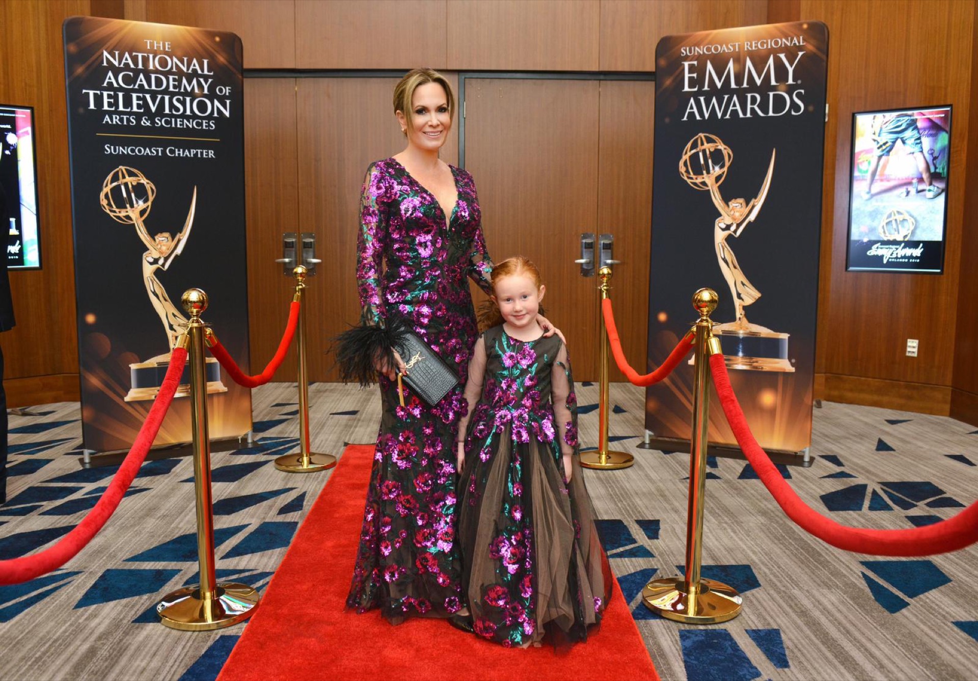 Natalia Denegri junto a su hija Nicole en la entrega de los premios Emmy Suncoast.