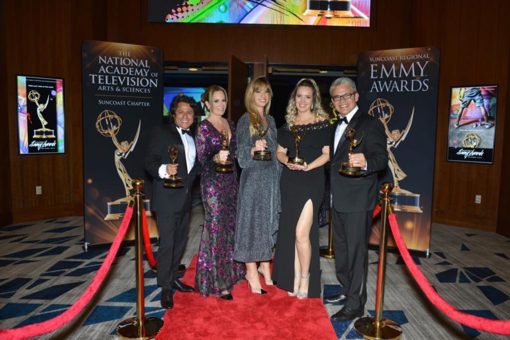 Herney Luna dirigió el documental Innocents (uno de los ganadores de la velada), Natalia Denegri, Estefania Monch Díaz, de Hasbro Toys -compañía con la que la conductora trabaja en acciones solidarias-, Alessandra Correa y Nelson Bustamante con sus premios tras la ceremonia.