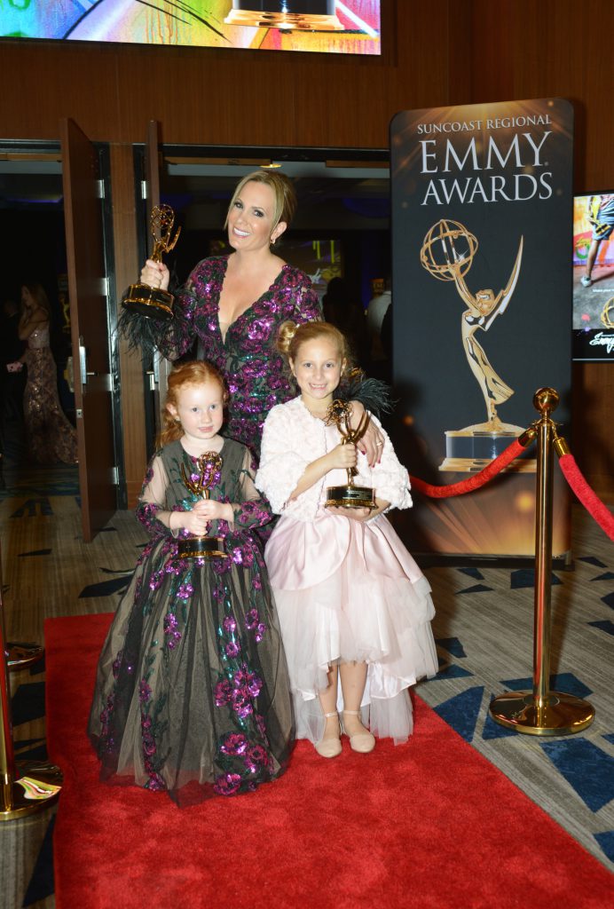 Natalia Denegri junto a su hija Nicole y a la actriz Brianny Pazmino, que participa en la sección Todo niños de Corazones Guerreros. 