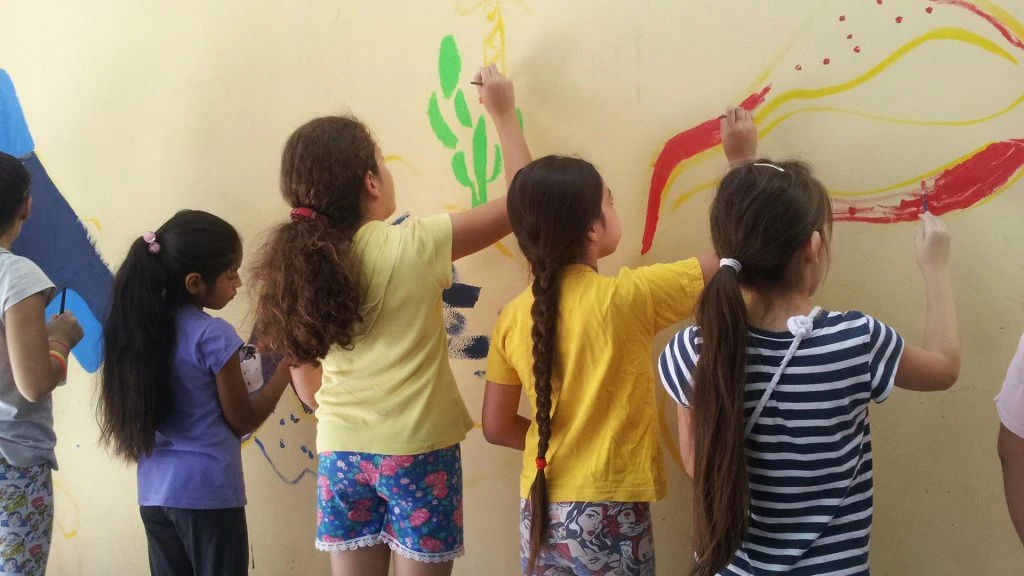 Los voluntarios de Fundación Franciscana reciben donaciones para sus celebraciones de Navidad y Reyes.