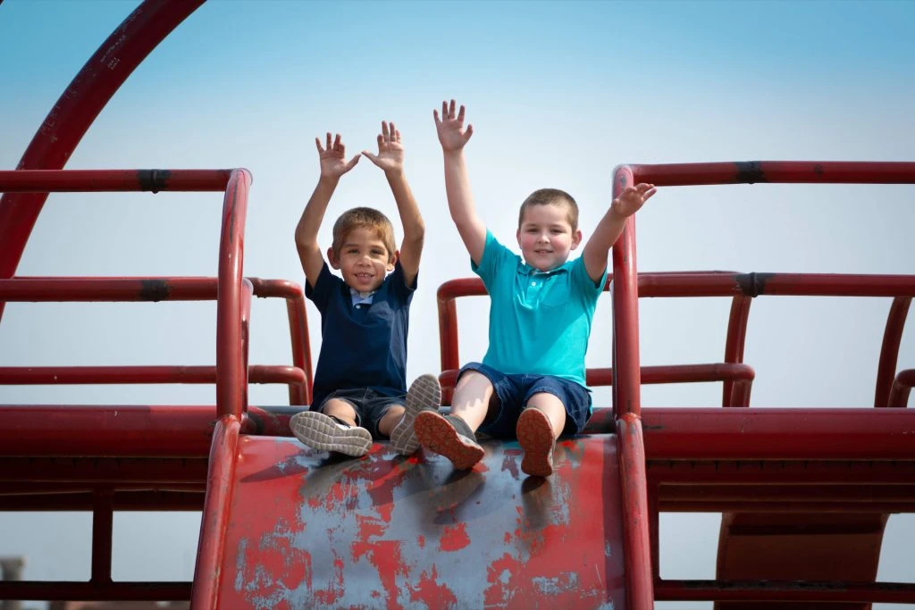 Wally y Santi creando recuerdos en la plaza.