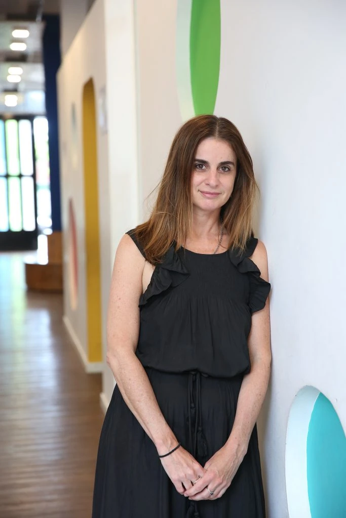 La Dra. Lorena Llóbenes, especializada en neurología infantil, explica: "Proponemos cambiar un poco los contextos como para acompañar a estos niños, que tienen otras características, otra mente y otros desafíos". 