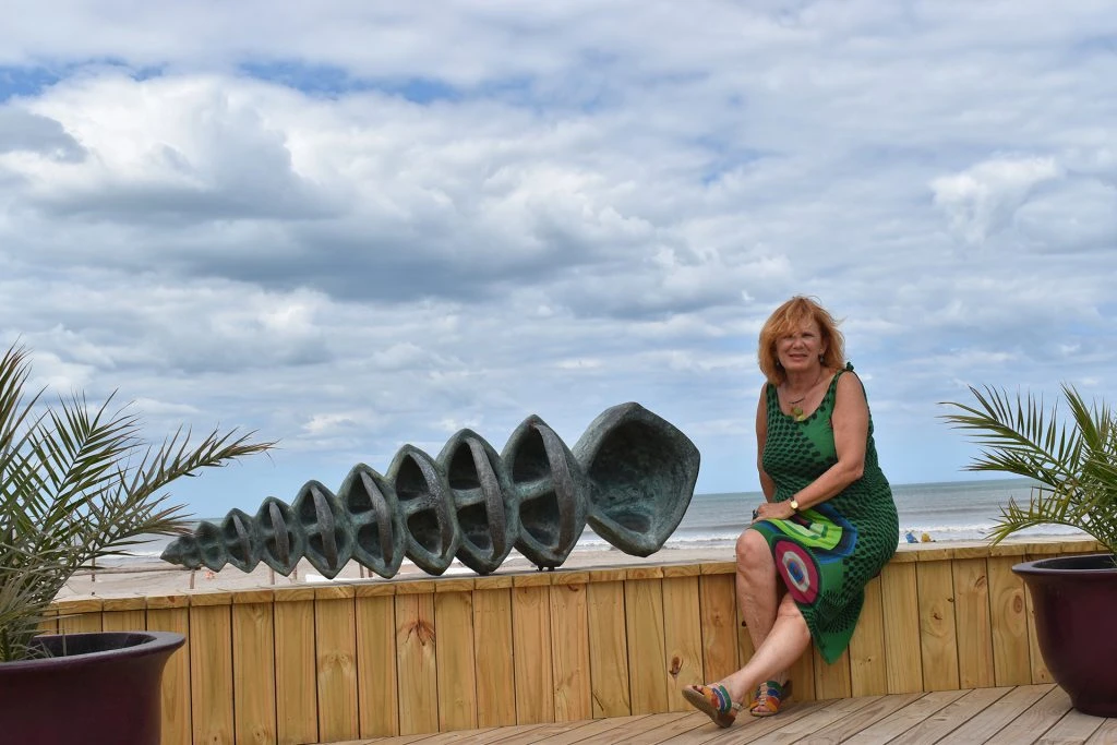 Claudia Aranovich junto a su escultura, Caracol.
