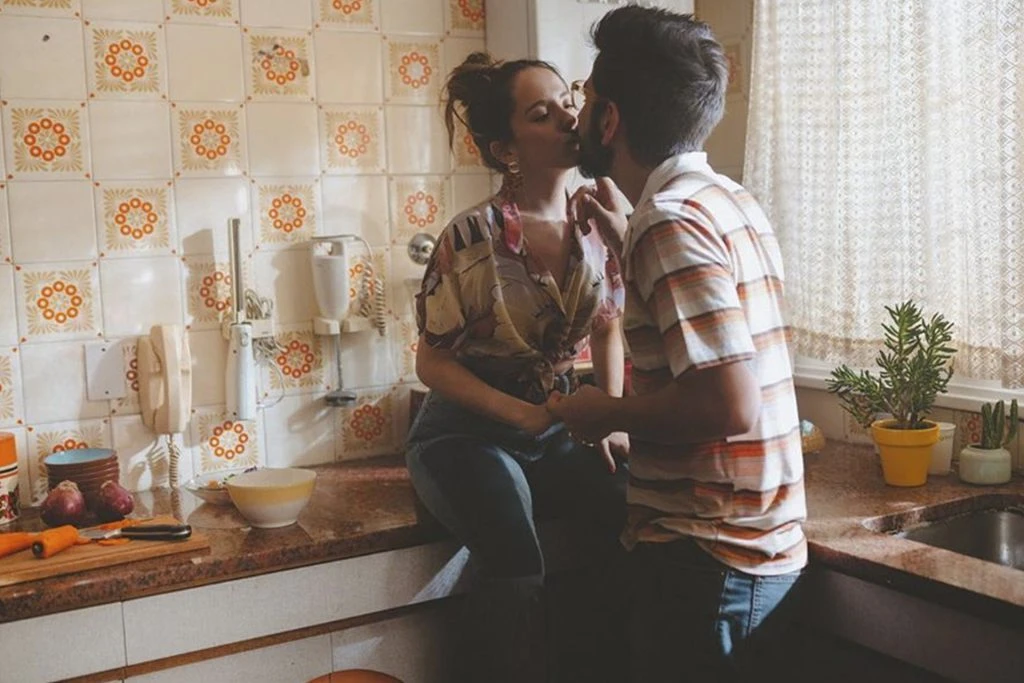 Una imagen del videoclip de Ricardo Montaner que protagonizaron Camilo y Evaluna.