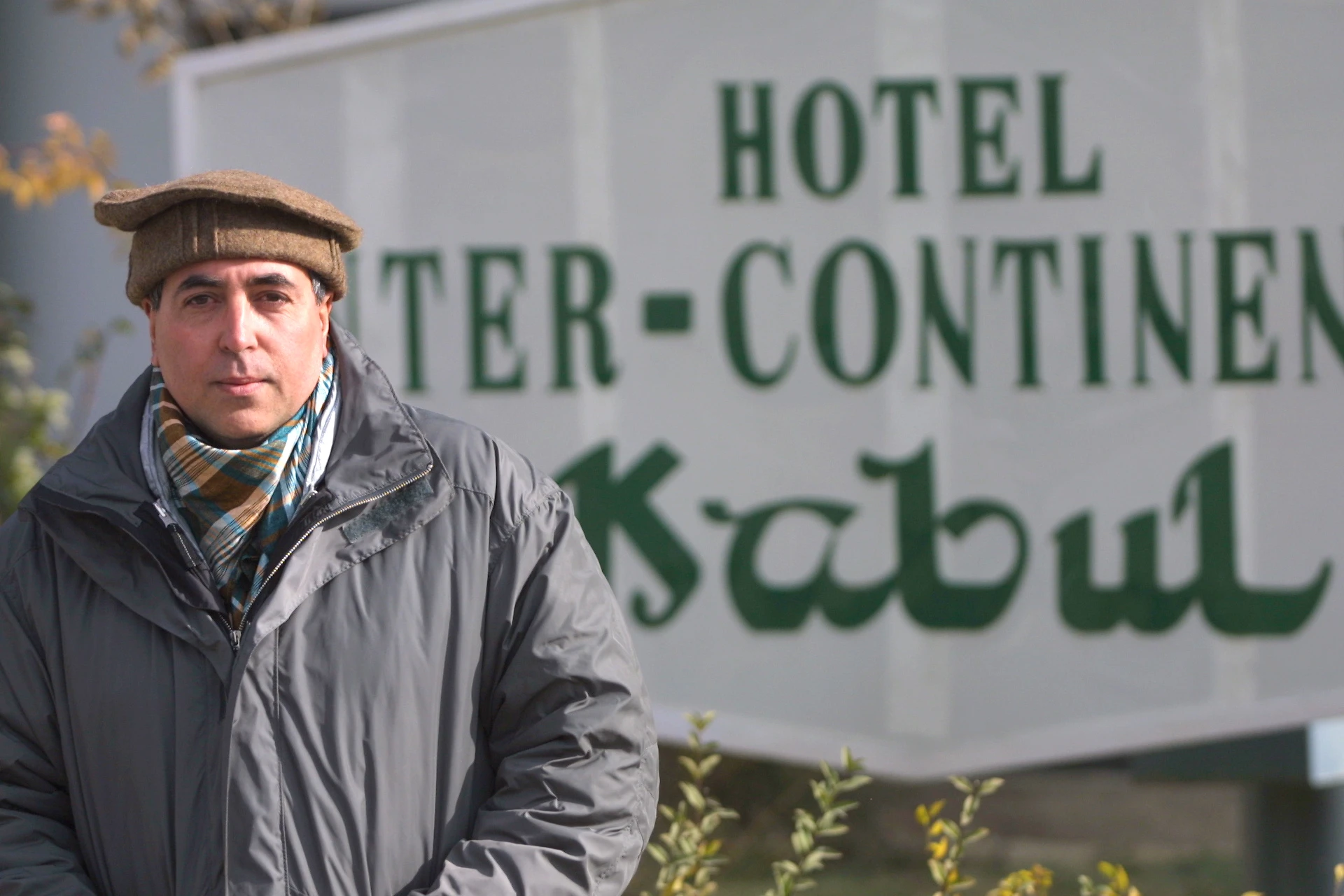Gustavo Sierra delanto de lo que había sido uno de los mejores hoteles de Kabul, en Afganistan (2001)