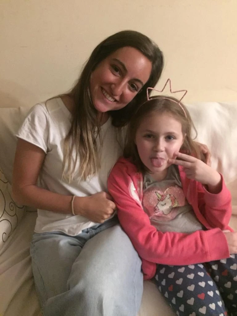 Feli Meilán acompaña a Martu, que por su tratamiento tiene que pasar períodos de aislamiento.