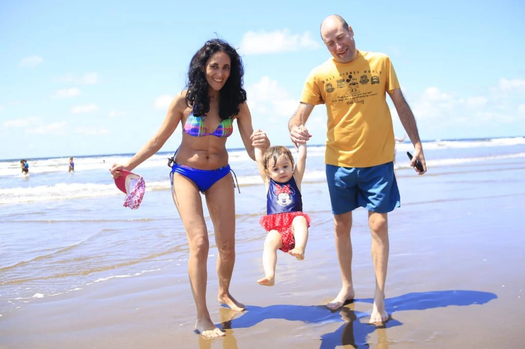 Claudia, Amelie y Daniel disfrutando de un día de playa. La estrategia de Lanzillotta es disfrutar a pleno cada momento.