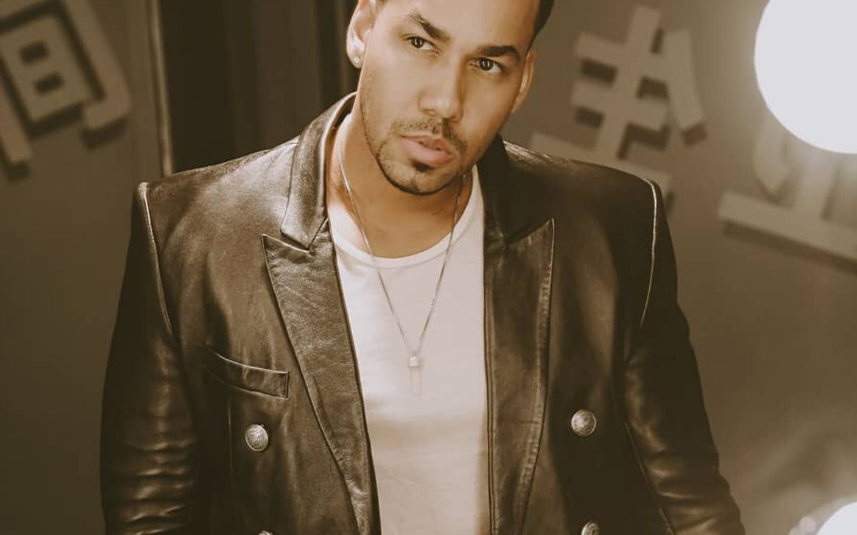 Romeo Santos sorprendió a los fans con un homenaje a Kobe Bryan ¡en pleno concierto!