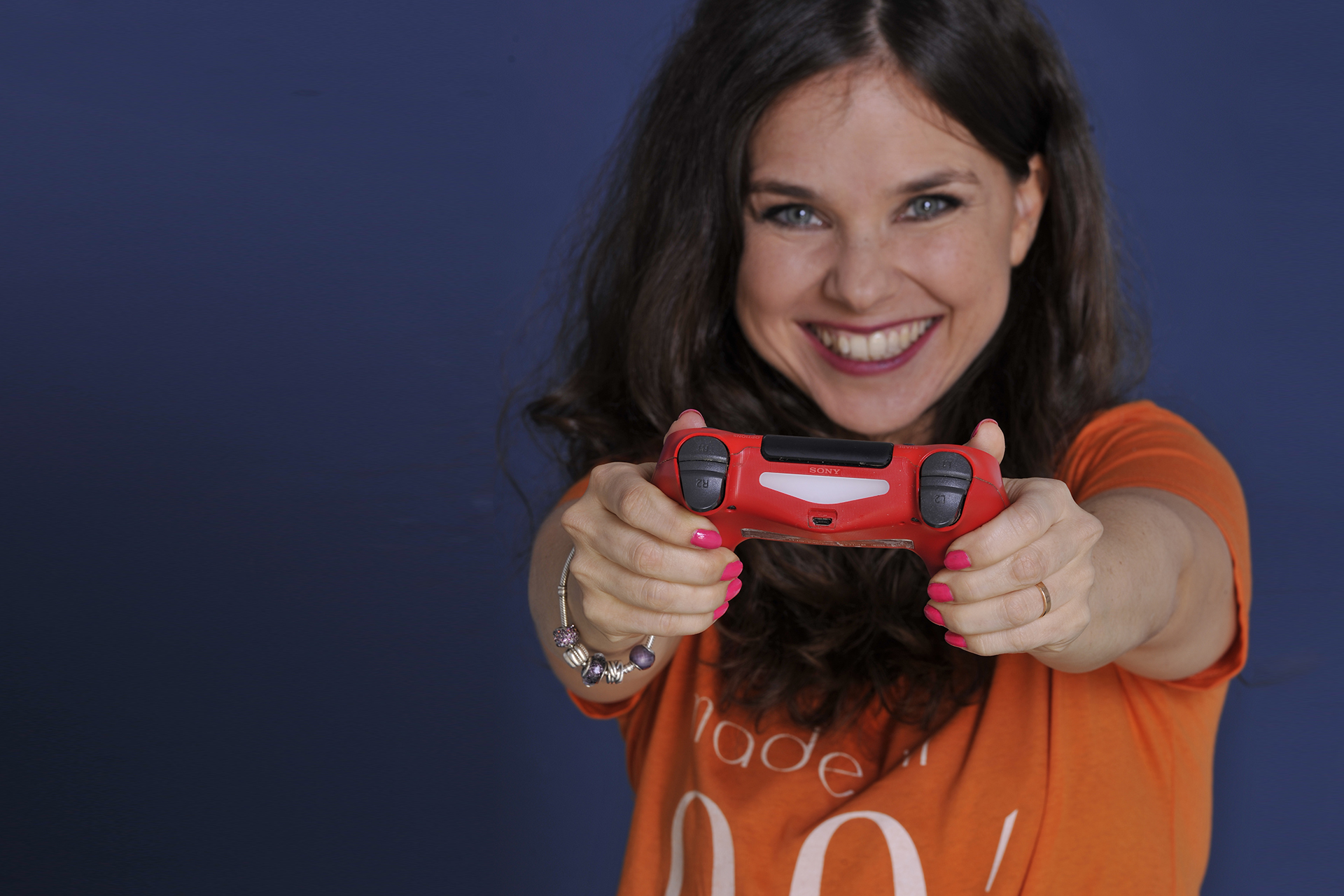 María Luján Oulton se presenta como curadora de videojuegos.