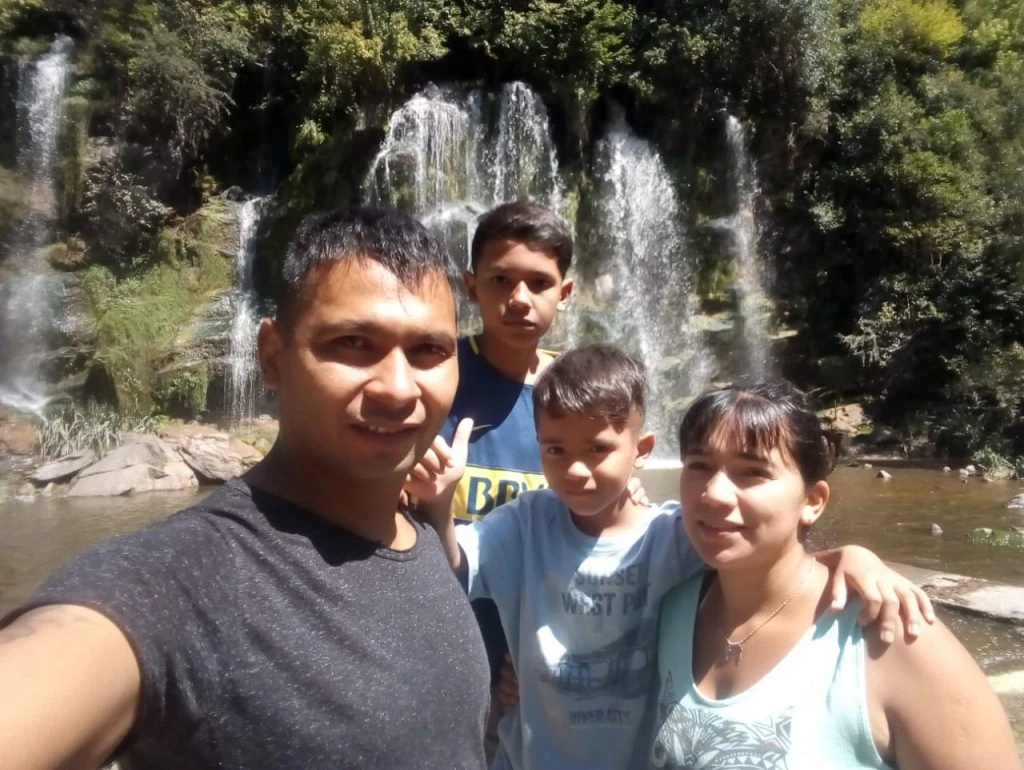 Natalia junto a su marido Marcelo Dos Santos y a sus hijos Alexandro y Brandon, con quiénes comparte la pasión de hacer algo por los demás. 