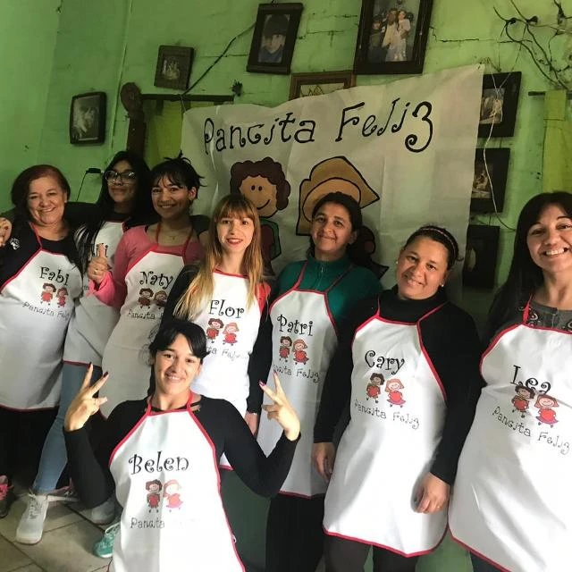  Desde que comenzó a armar el comedor con su papá, Natalia intentó comprometer a sus hermanos (¡son ocho!) con la causa. Hoy lo sostienen entre todos.