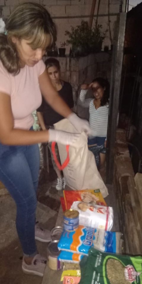 Si bien la cuarentena obliga a cerrar el comedor para bajar la posibilidad de propagar el coronavirus, todos en Pancita Feliz siguen trabajando para que los niños puedan llevar alimento a sus hogares.