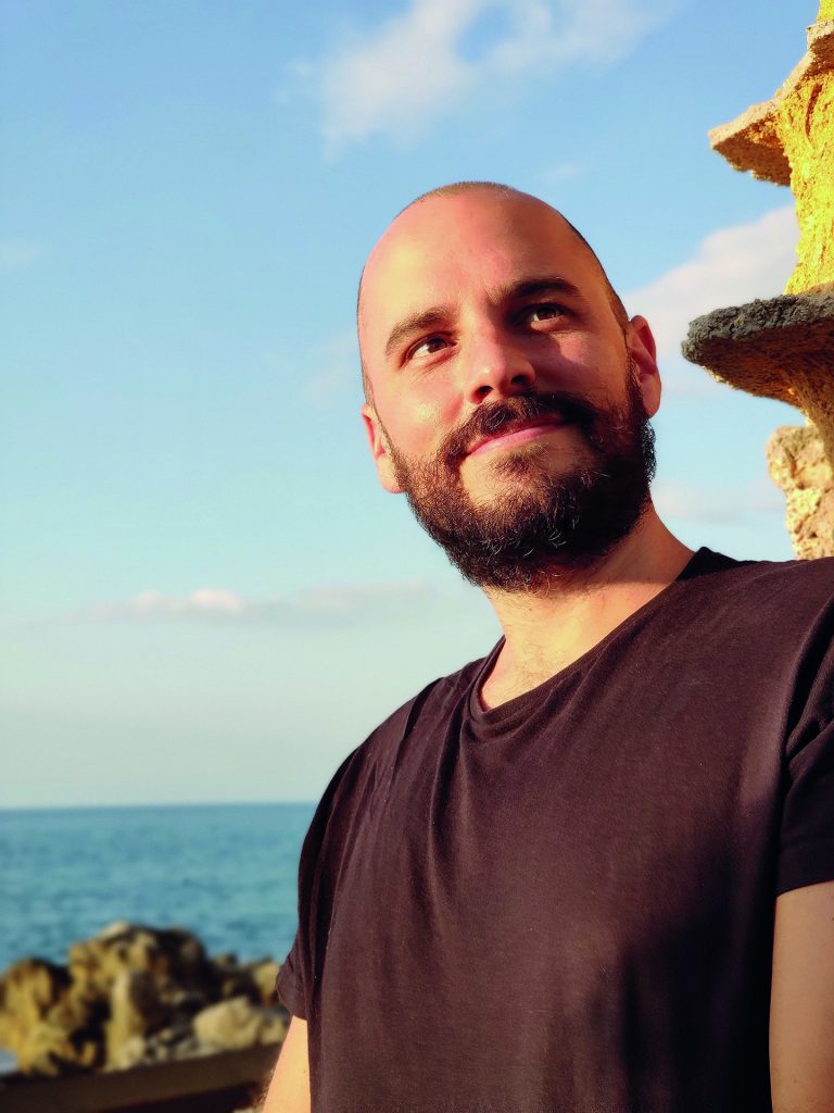 Juan Andrés Freire, habituado al análisis de big data, comenzó a publicar gráficos que muestran el avance de los casos positivos, los muertos y los recuperados. 