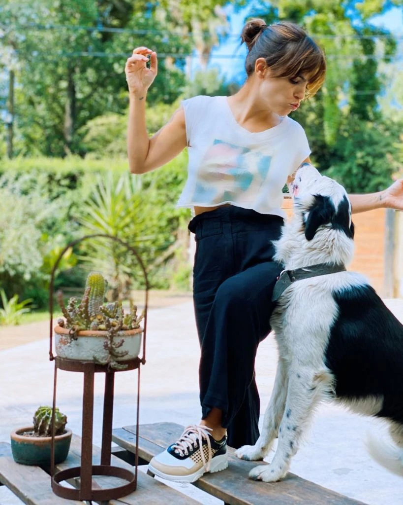 ¡INSEPARABLES! Agustina Cherri y Charrúa.