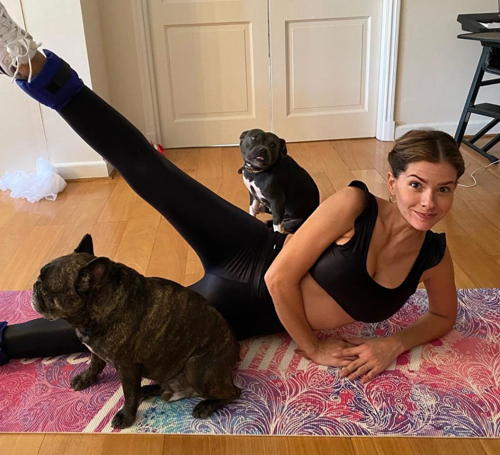 BIEN ENTRENADAS. En cuarentena, la China entrena como puede rodeada por sus perras.