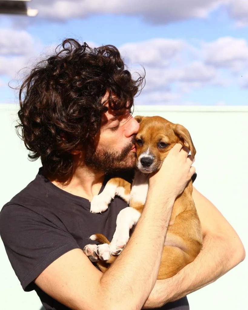 RECIEN LLEGADA. Fede Salles adoptó a Azul.