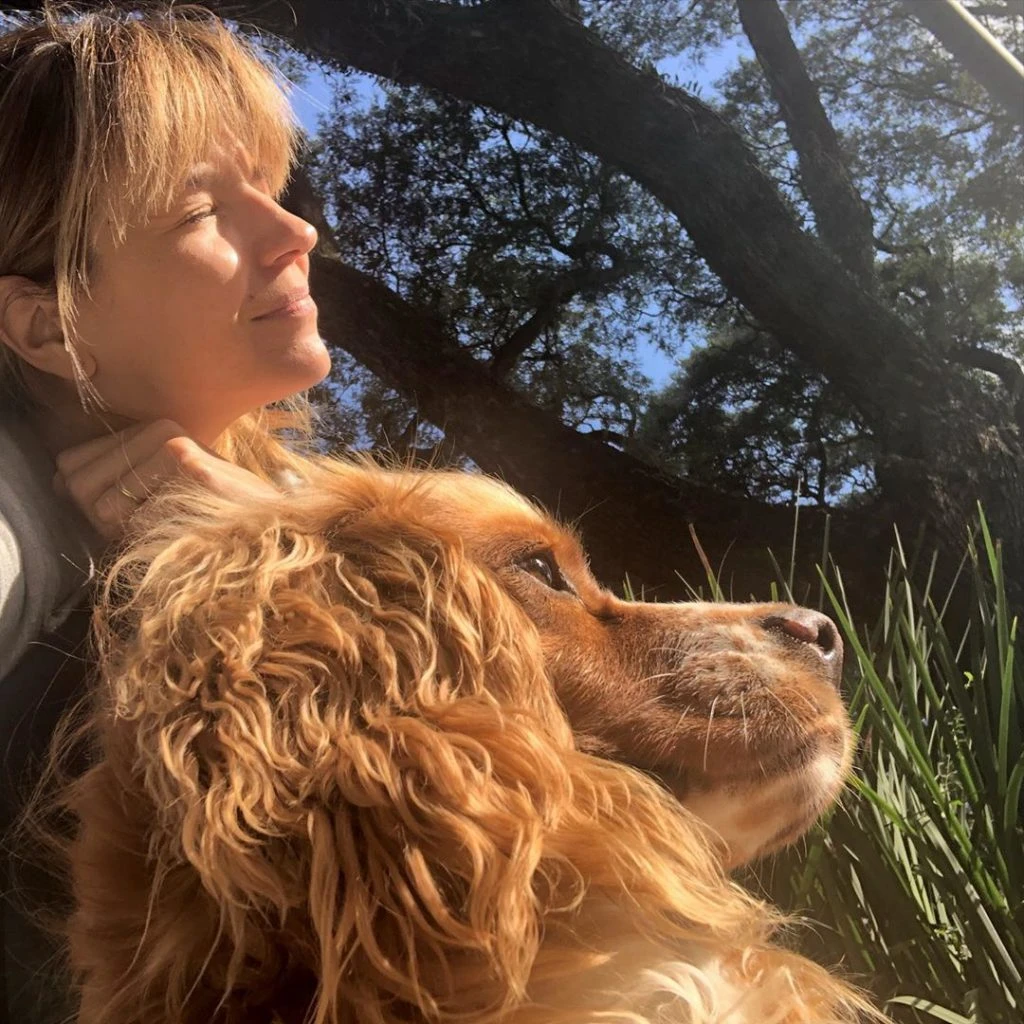 AL NATURAL. Marcela Kloosterboer con Perri, mascota a la que adoptó recientemente.