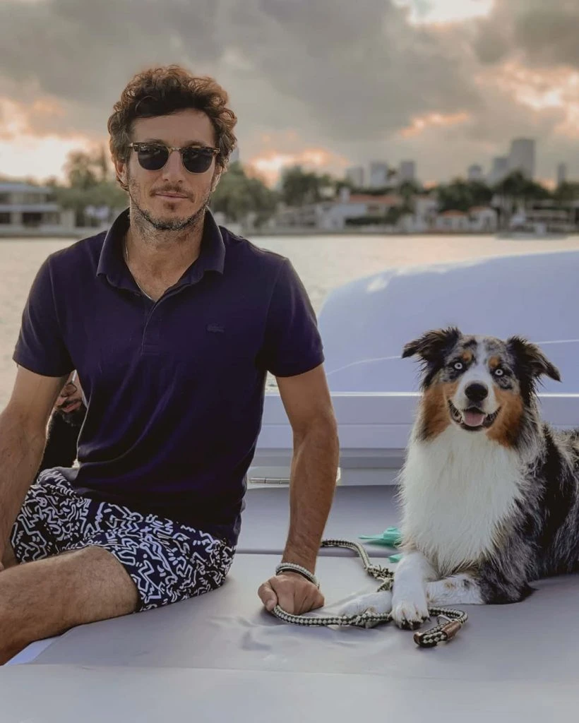 DOS GALANES. Pico y Oliver en primer plano.