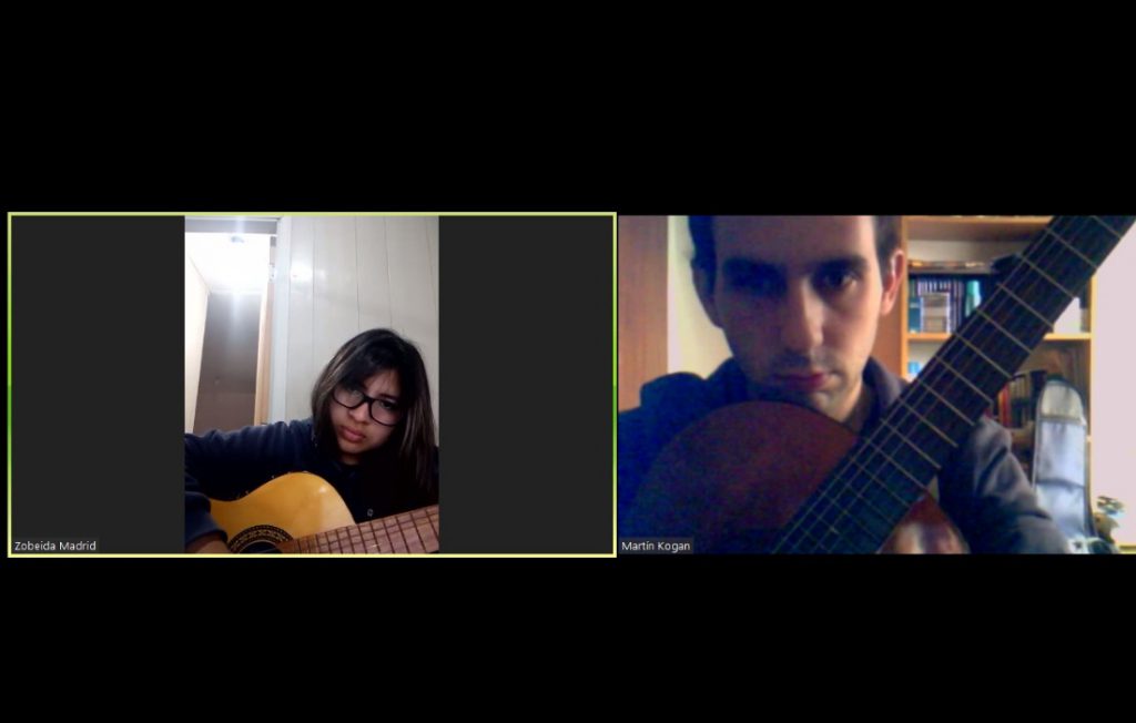 Clases online para los alumnos de la orquesta y también, lecciones particulares para recaudar dinero para el comedor barrial.