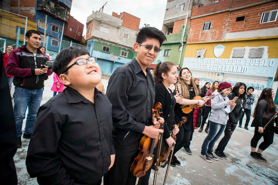Los jóvenes pueden aprender a tocar diversos instrumentos.