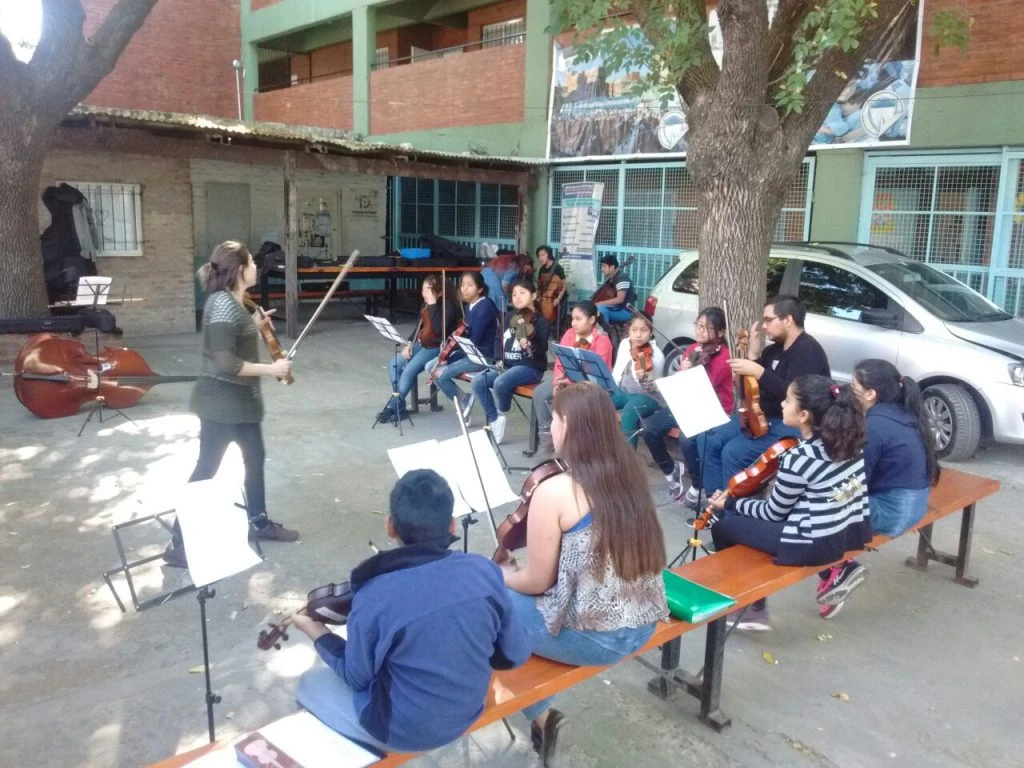 Cualquier espacio es apto para aprender nuevos acordes.
