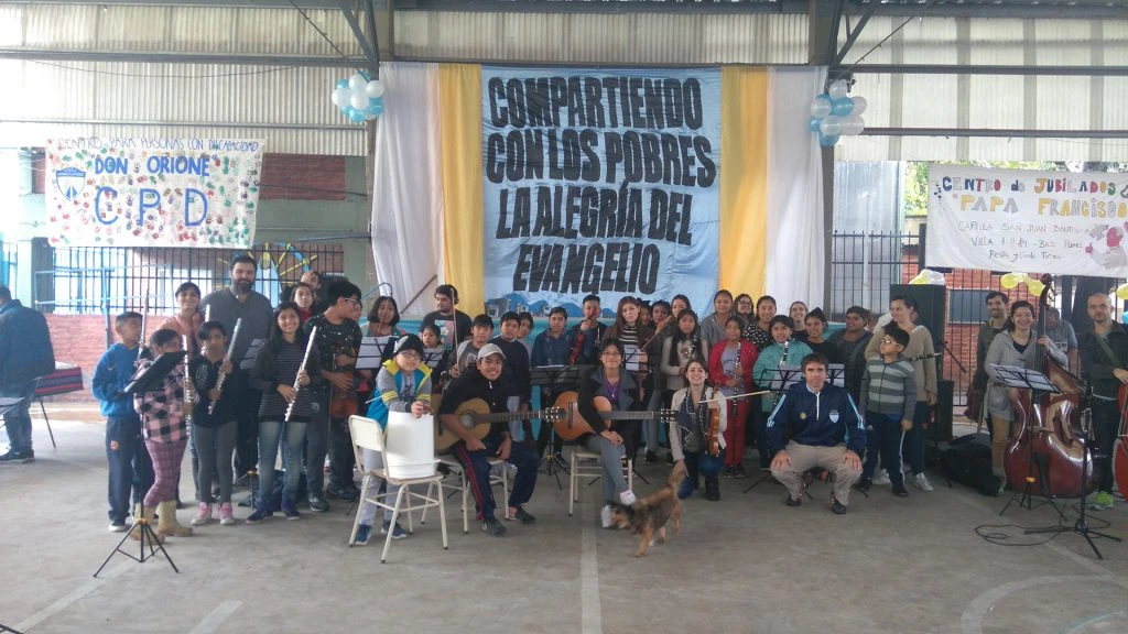 Los jóvenes de Villa Soldati aprenden música y comparten la alegría de participar en una orquesta.