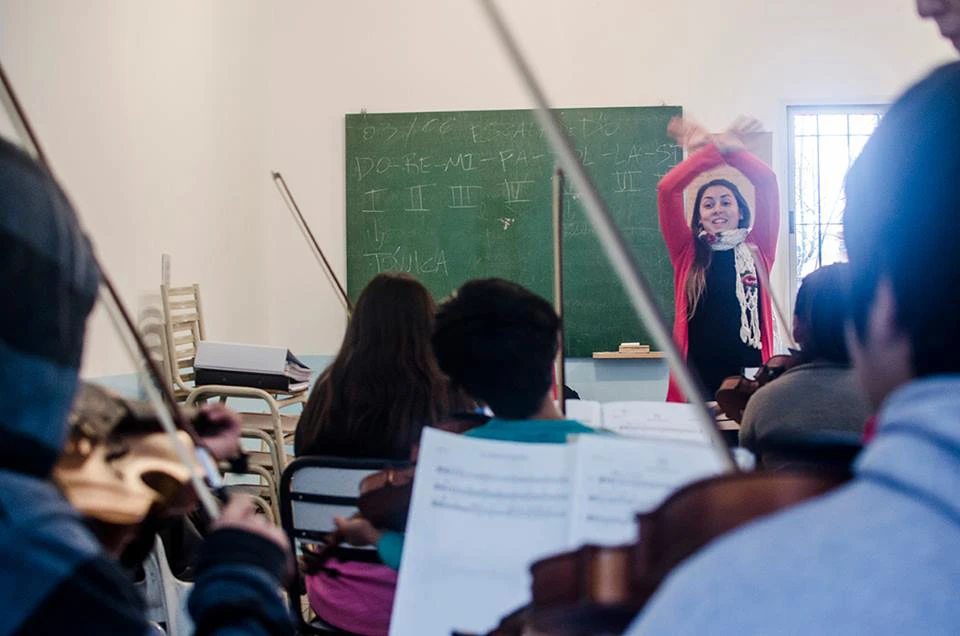 Mailén Ubiedo Myskow dirige orquestas populares en Fátima y en la Villa 1-11-14.