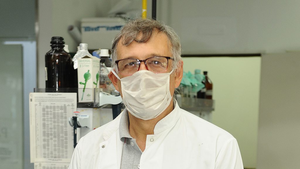 Adrián Vojnov explicó cómo funciona el test. “El kit consiste en una mezcla de reacción que se coloca en un tubo, se incuba a 65º y si hay genoma presente en la muestra, el colorante vira de violeta a azul. Esto no tarda más de una hora”