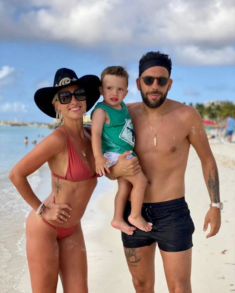 Ailén Bechara junto a su hijo y marido. Foto redes sociales.