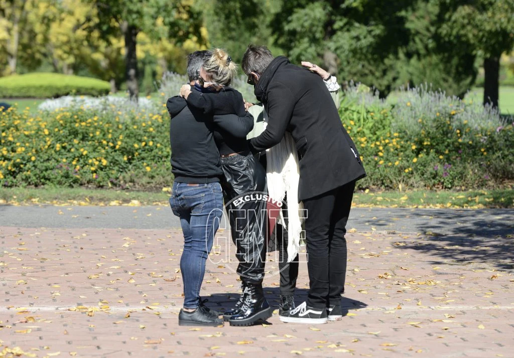 Sólo Flor, su hermana Belén y los maridos de ambas pudieron acompañar a Norma en el último adiós a su esposo Julio.