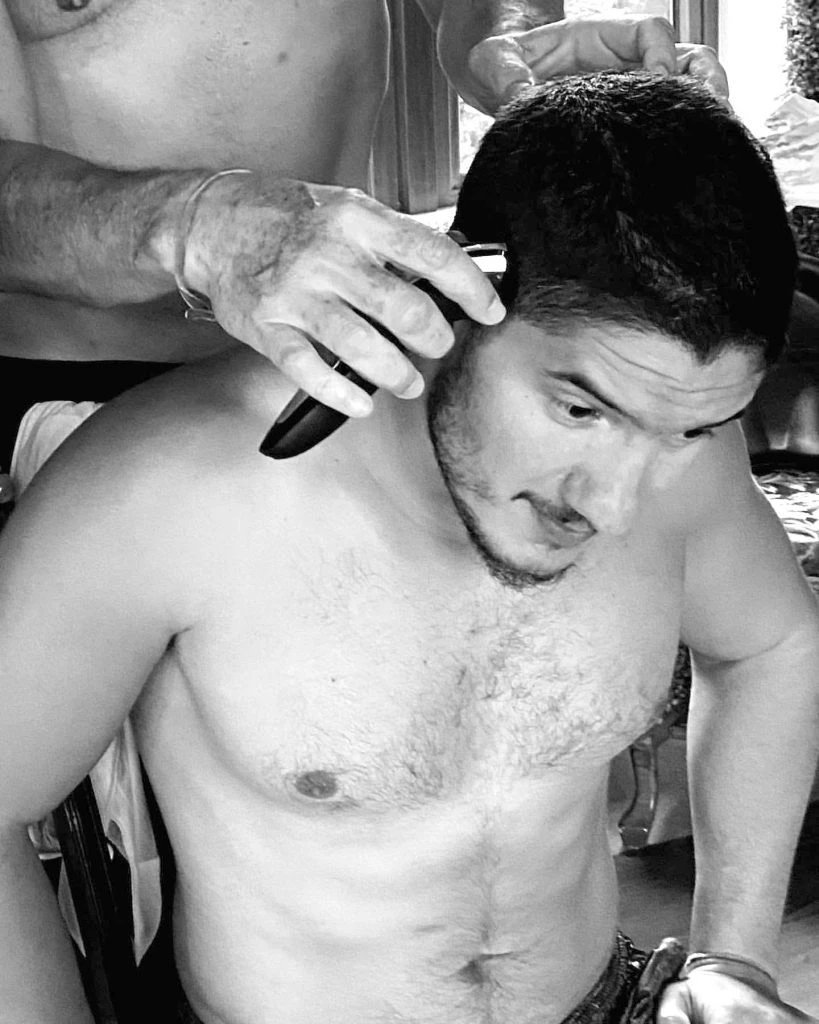 Ricardo Arjona mostrando su mano para la peluquería.