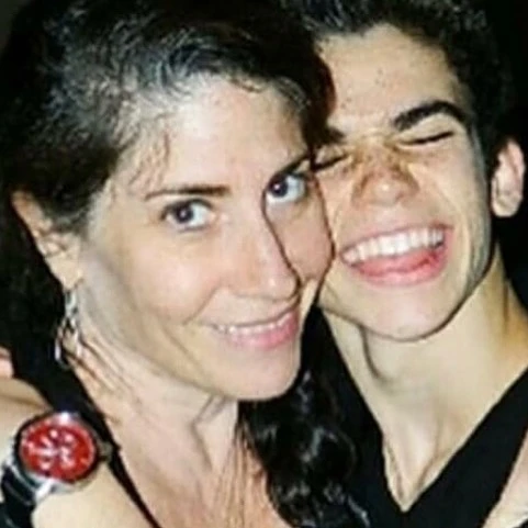 Libby Boyce junto a su hijo Cameron.