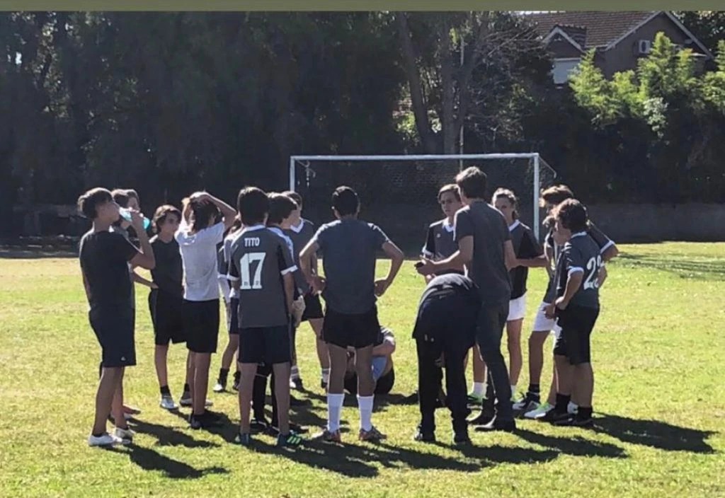García Moritán en su rol de DT, dirigiendo a su hijo. 