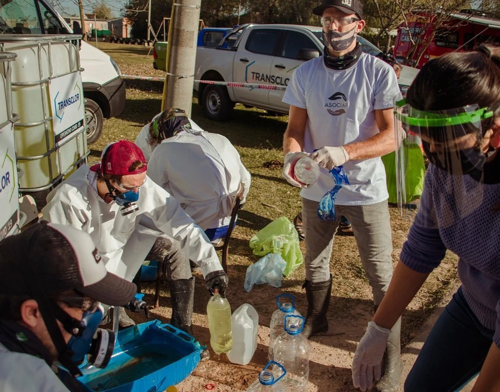 Los voluntarios de Asoci.Ar entregan donaciones a las familias en Campana.