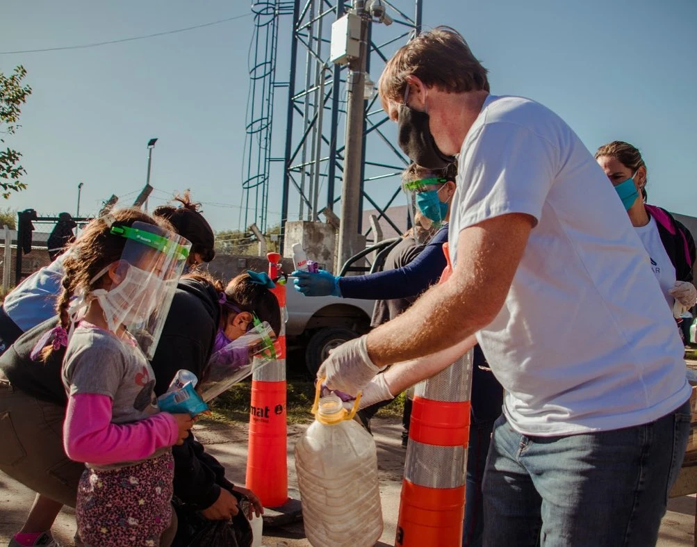 En sus visitas a los barrios losvoluntarios dejan a las familias donaicones de lavandina, alcohol en gel y jabones.
