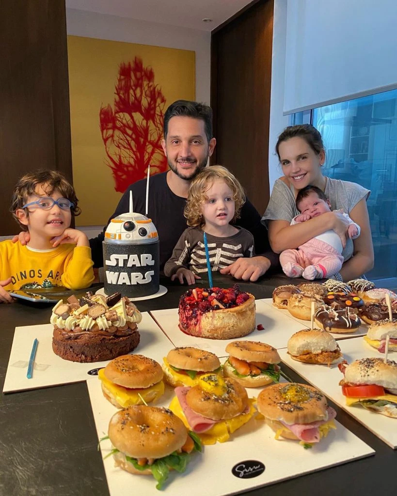 Los Paoloski-Garciarena a pleno durante el mini festejo de cumpleaños de Germán. 