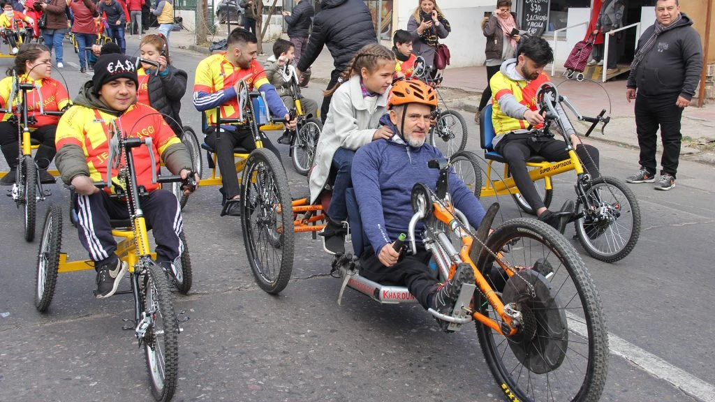 Carrera de bicicletas adaptadas y la felicidad de Jean Maggi de dar a otros herramientas para a libertad. 