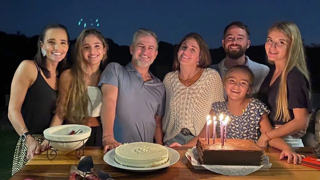 Vicky es mucho más que una compañera de camino para Jean: juntos formaron una familia donde los vínculos sostienen y fortalecen. 