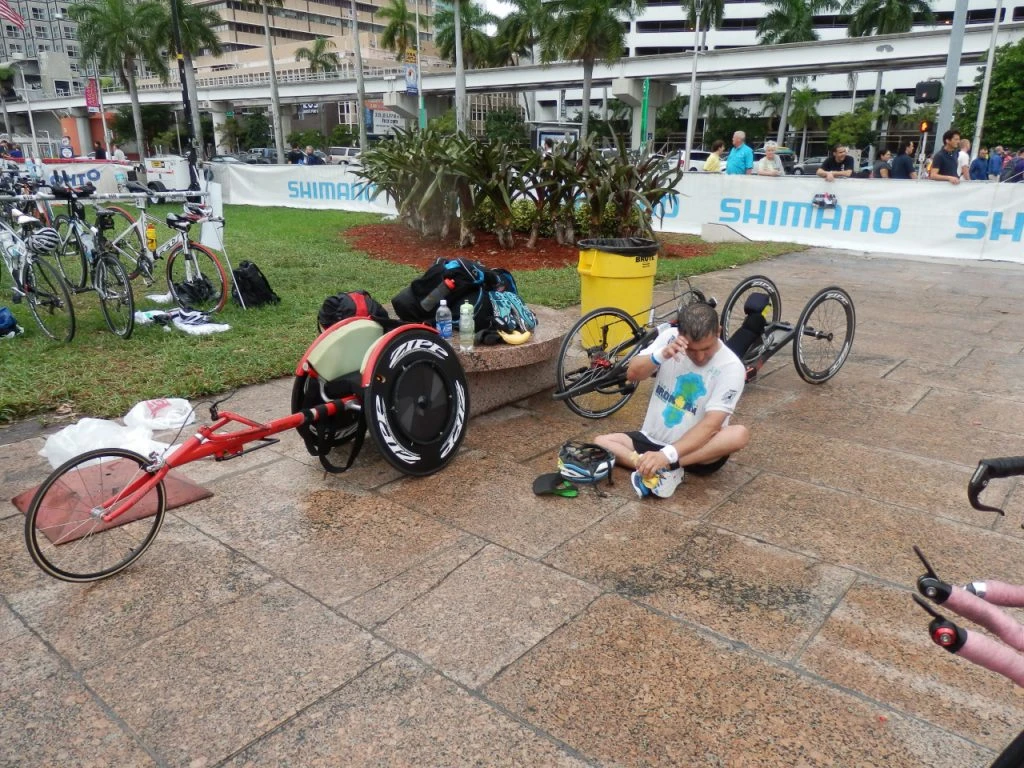 "Este fue le peor momento de mi carrera deportiva. Fue en el Ironman. Acababa de bajar de la bici, tenía que subir a la silla y estaba destrozado", recuerda Jean. 