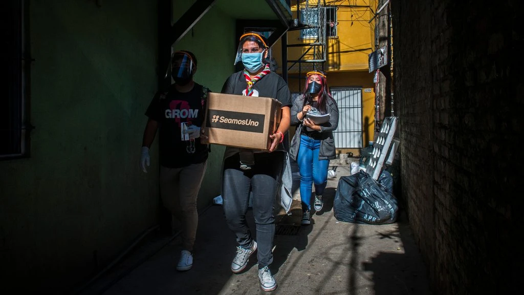 Este es el tercer recorrido que hacen dejando mercadería y remedios que consiguen a través de donaciones para que quienes lo necesitan puedan seguir con sus tratamientos. 