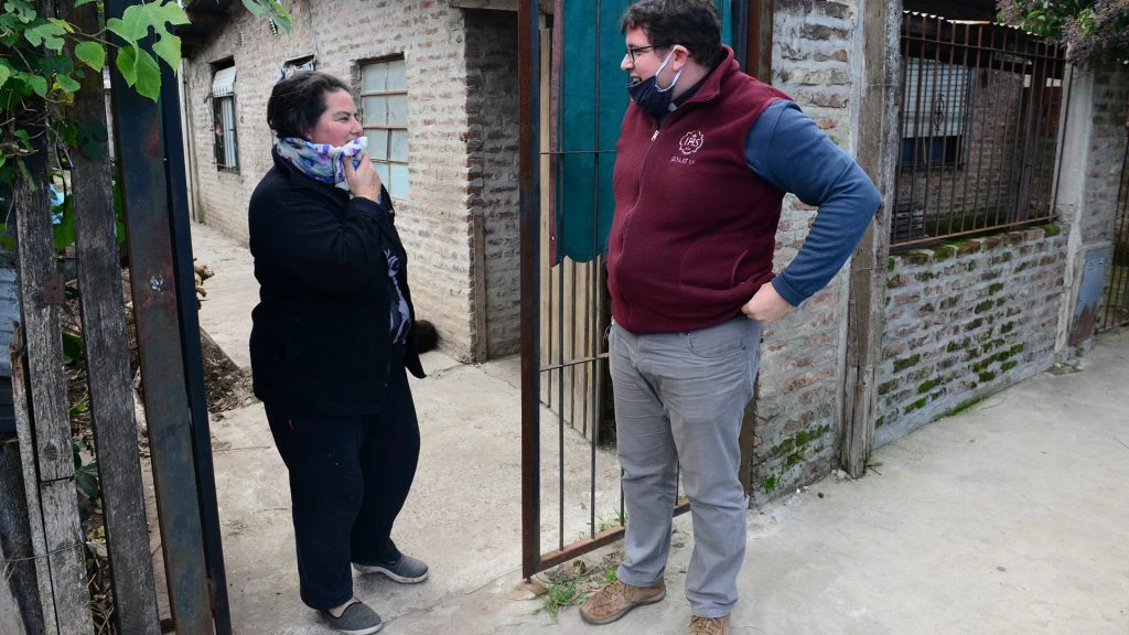 Marcos Muiño es conocido por las familias del barrio: además de recorrer calles y pasillos, está presente en diversas obras de acción social. 