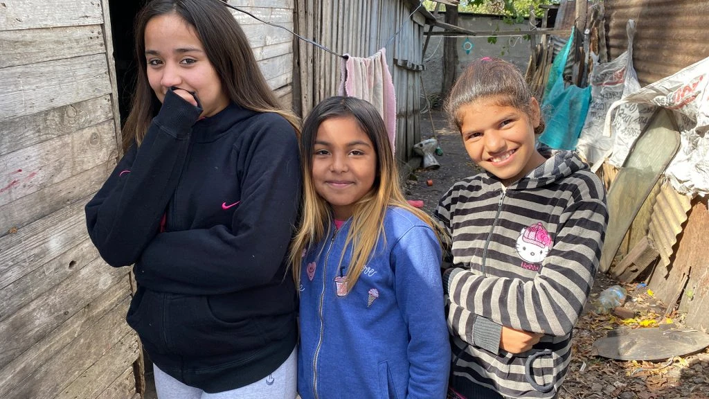 Según Muiño, las personas del barrio respetan la cuarentena y adoptaron normas de cuidado como el uso de barbijo. "Muhcas familias tienen jabón y una palangana con agua en la entrada de la casa", comenta. 