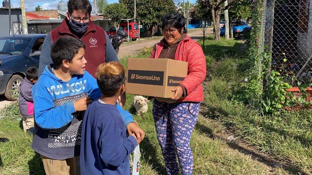 Quienes recibieron las cajas de Seamos Uno celebraron que alguien los fuera a visitar y estuviera atento a sus necesidades.