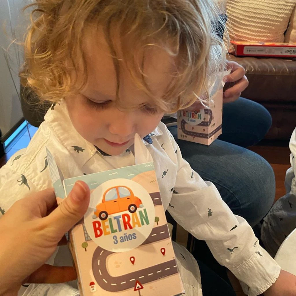 Pistas y autos en el tercer cumpleaños de Beltrán, el hijo del medio de Sabrina Garciarena y Germán Paoloski.